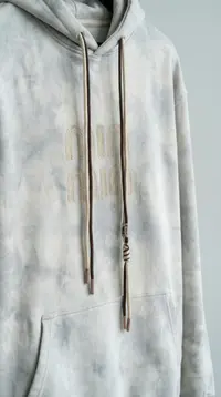 Мужское худи – светло-серый эффект «Tie-Dye» с вышивкой view 3